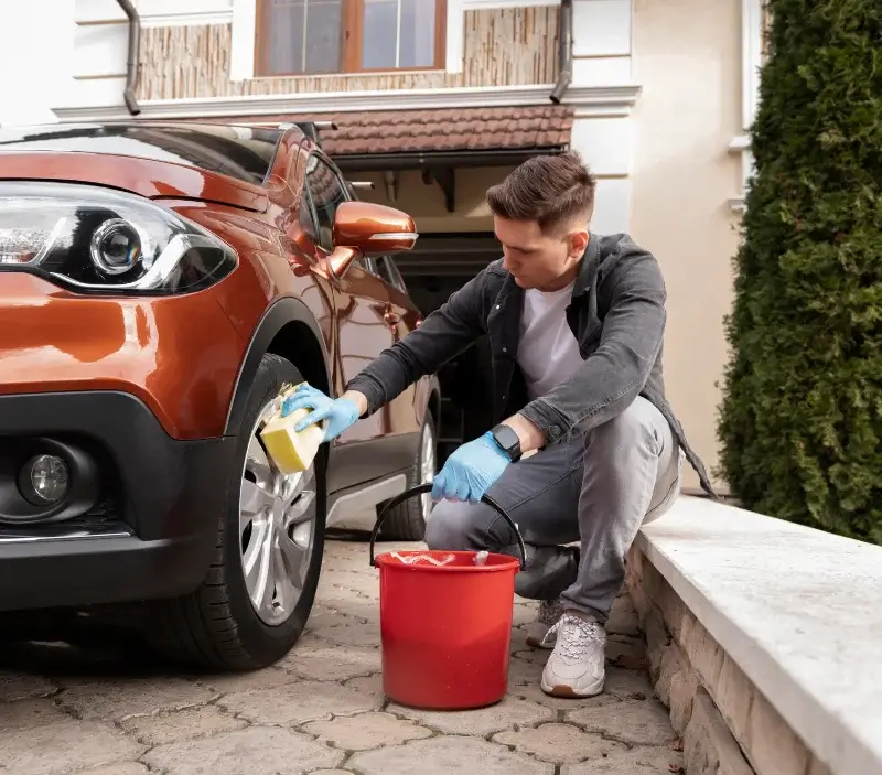 Lavage auto à domicile Lescout : professionnel intervenant sur un véhicule